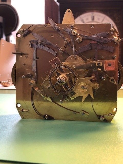 meccanismo interno di orologi da muro