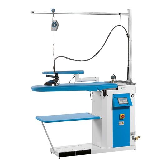 Máquina de coser blanca sobre una mesa de metal con detalles azules en un entorno de taller.