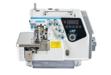 Máquina de coser industrial JACK blanca con detalles azules y guías de hilo sobre una mesa de trabajo.