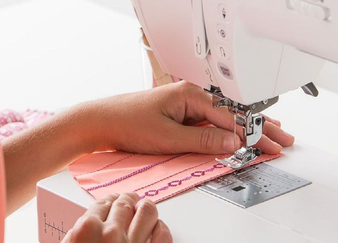 Dispositivo mecánico blanco con una palanca negra que sobresale, etiquetado como 