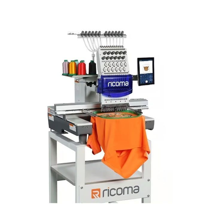 Máquina de coser electrónica blanca con pantalla azul y panel de control negro sobre un fondo liso.