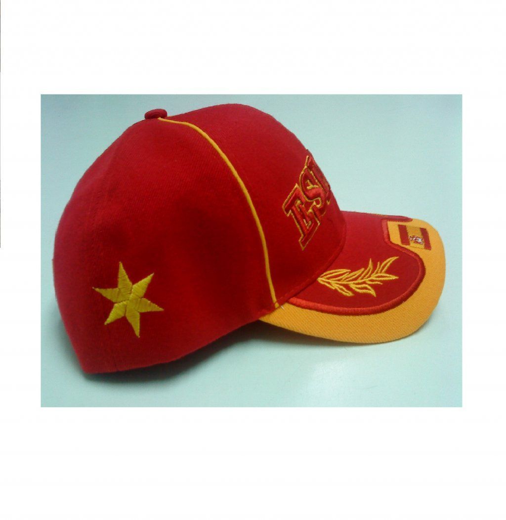 Gorra de béisbol roja y amarilla con un emblema de estrella y bordado dorado sobre fondo claro.