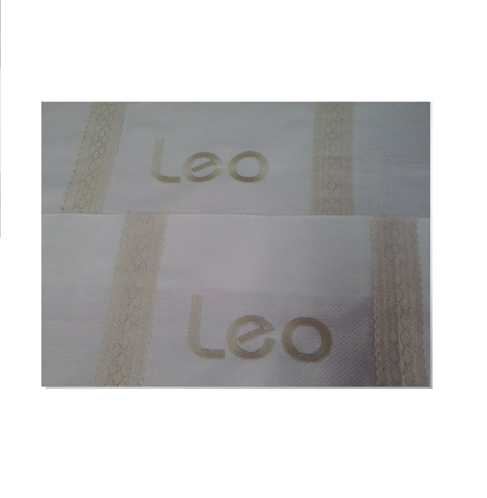 Dos muestras de tela beige bordadas con el nombre “Leo” en marrón claro.