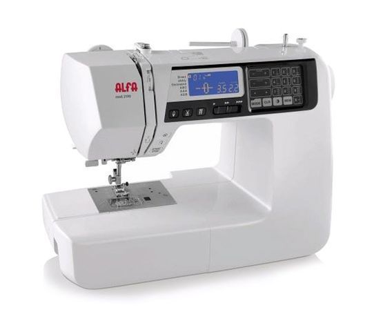 Máquina de coser electrónica blanca con pantalla azul y panel de control negro sobre un fondo liso.