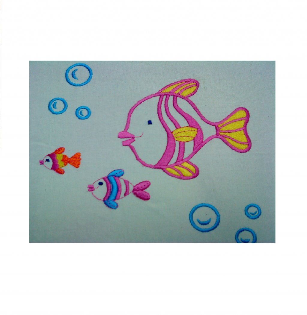 Peces de dibujos animados coloridos y burbujas azules sobre un fondo claro, con un pez grande rosa y amarillo.