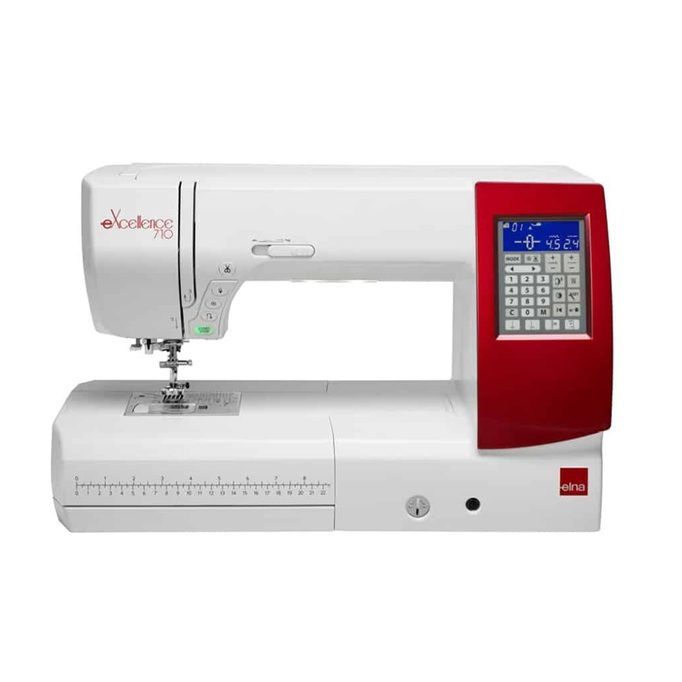 Máquina de coser blanca con pantalla digital y mesa de costura extendida sobre un fondo blanco.