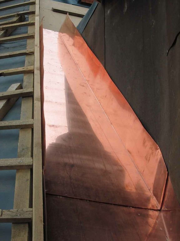 Dachbekleidung auf Mass zwischen Grat- und Wandanschluss