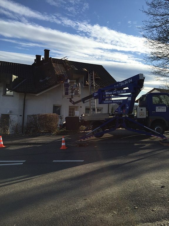 Hebebühne im Einsatz für Bedachungsreparatur