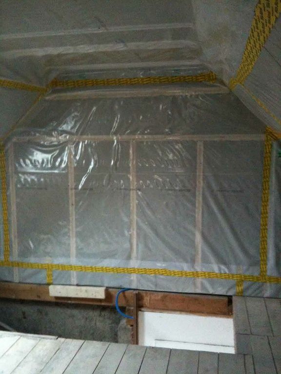 Dach- Wandisolation zwischen Holzrost mit Dampfbremse