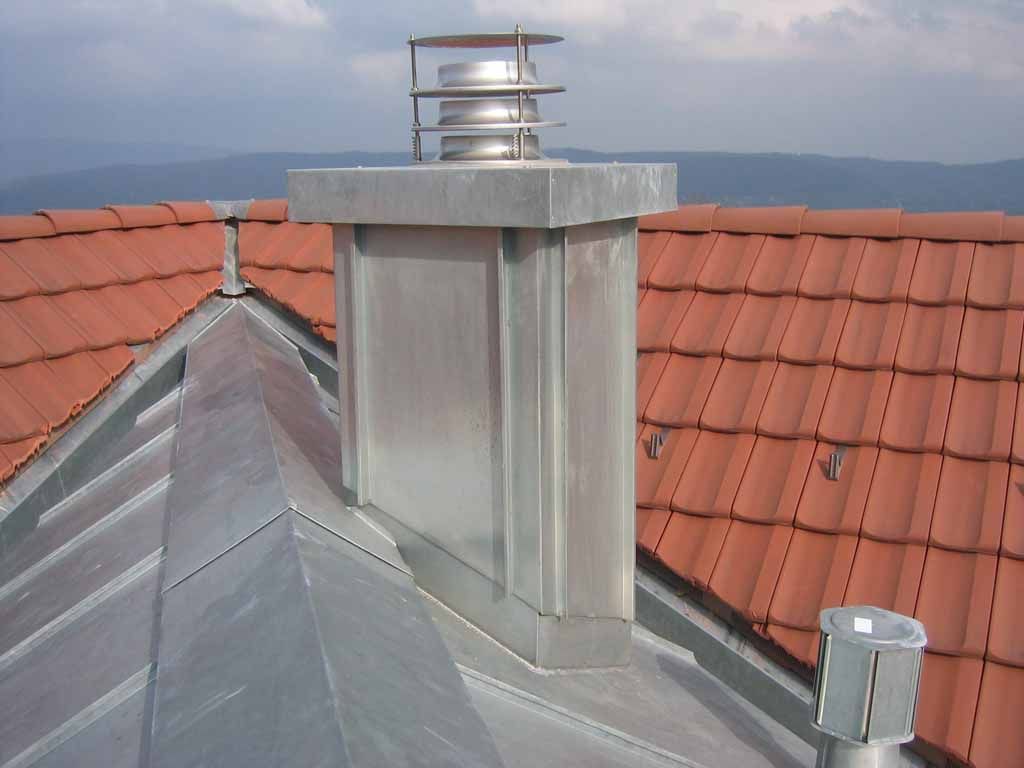 Kaminbekleidung in Doppelfaltdach eingebaut