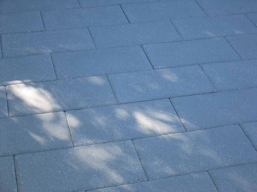 Betonplattenbelag versetzt verlegt