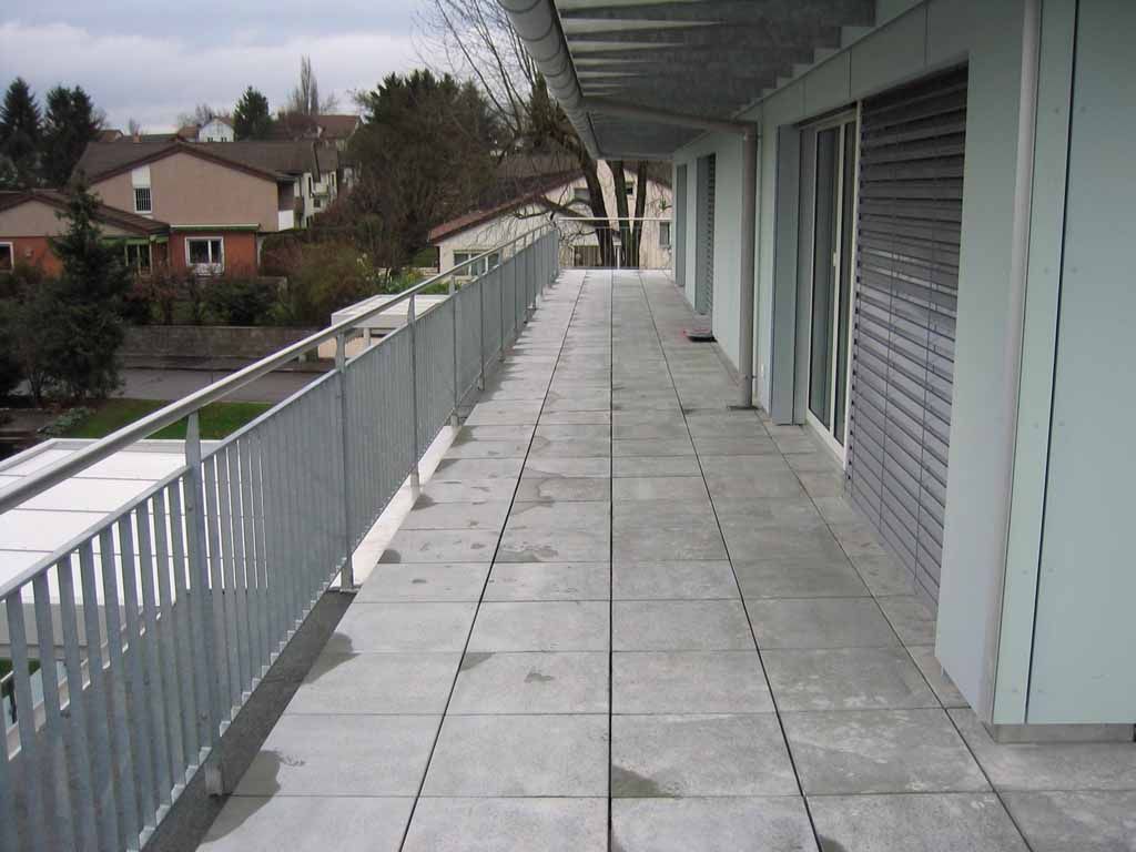 Betonplattenbelag auf Stelzlager montiert