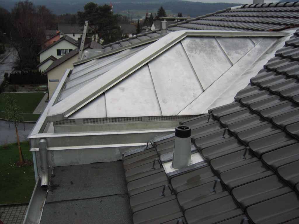 Bekleidung von Treppenhaus in Doppelfaltsystem