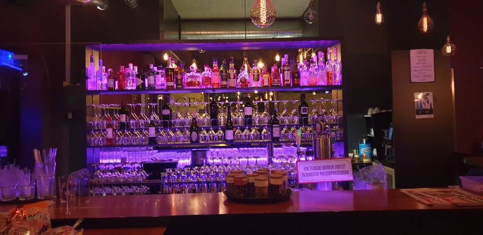 Bar mit vielen Flaschen und Gläsern. Foto der Viva Bar & Lounge