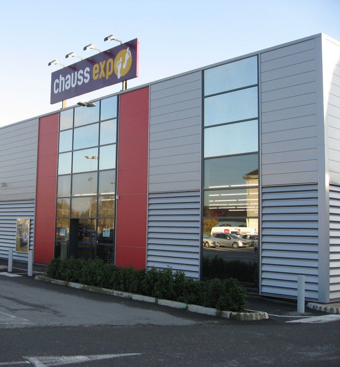 Devanture de magasin avec plusieurs couleurs et revêtements