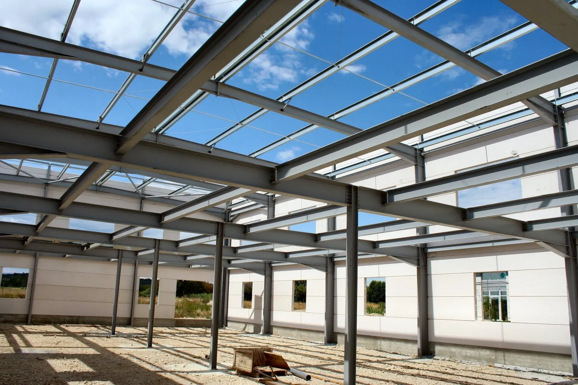 Structure métallique grise en construction avec étage