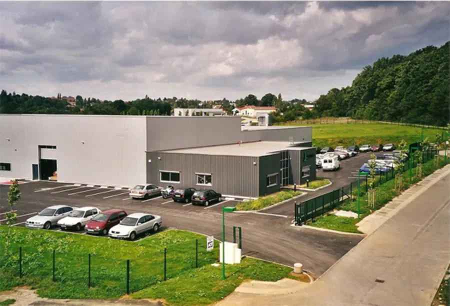 Bâtiment commercial construit à côté d'un champ