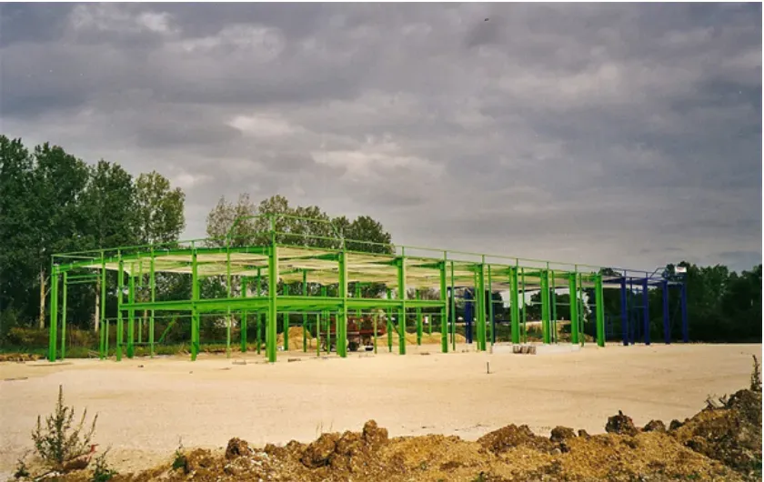 Structure métallique verte fluo d'un bâtiment industriel