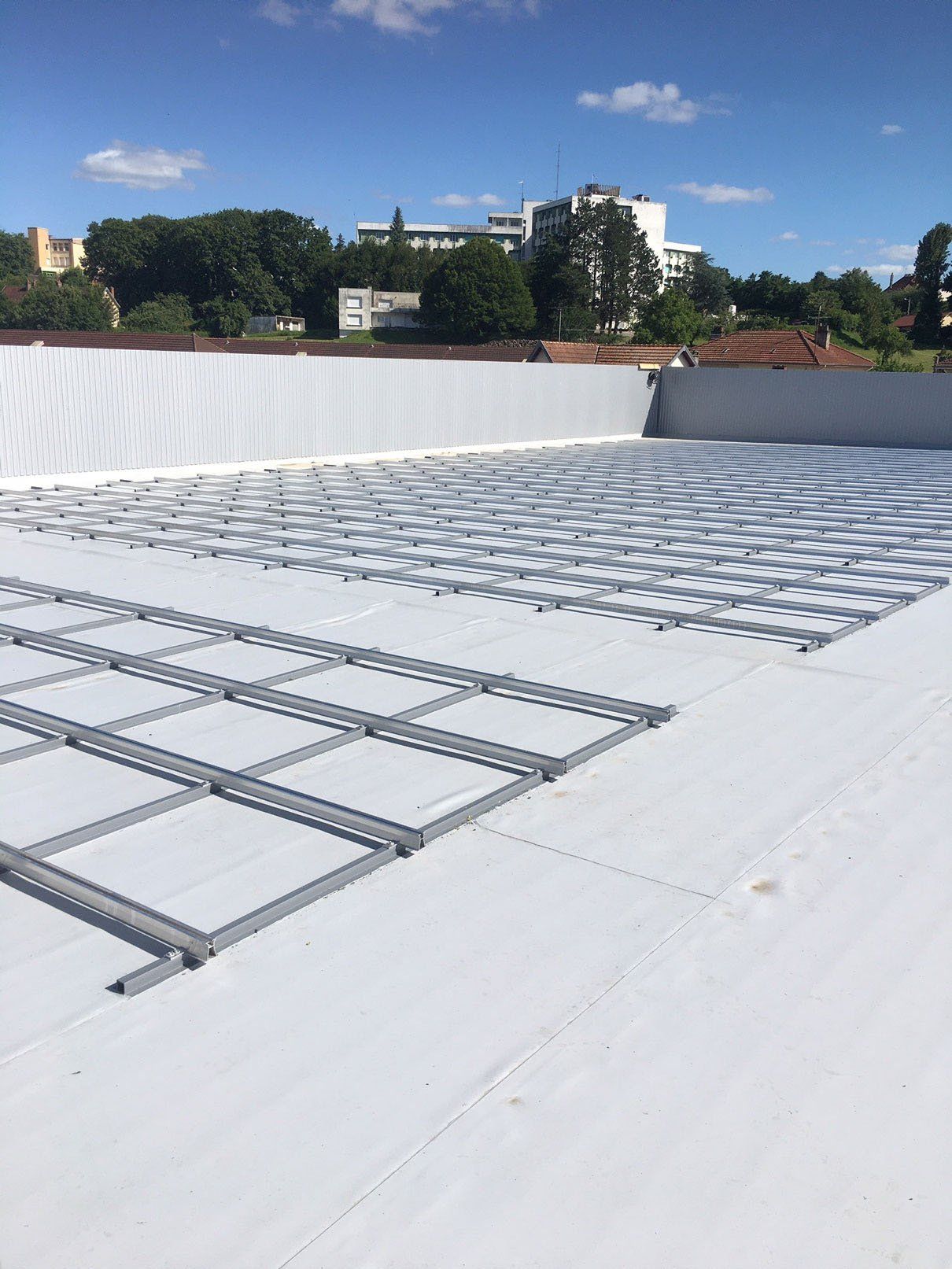 Toiture de bâtiment commerciale avec rails pour panneaux photovoltaïque