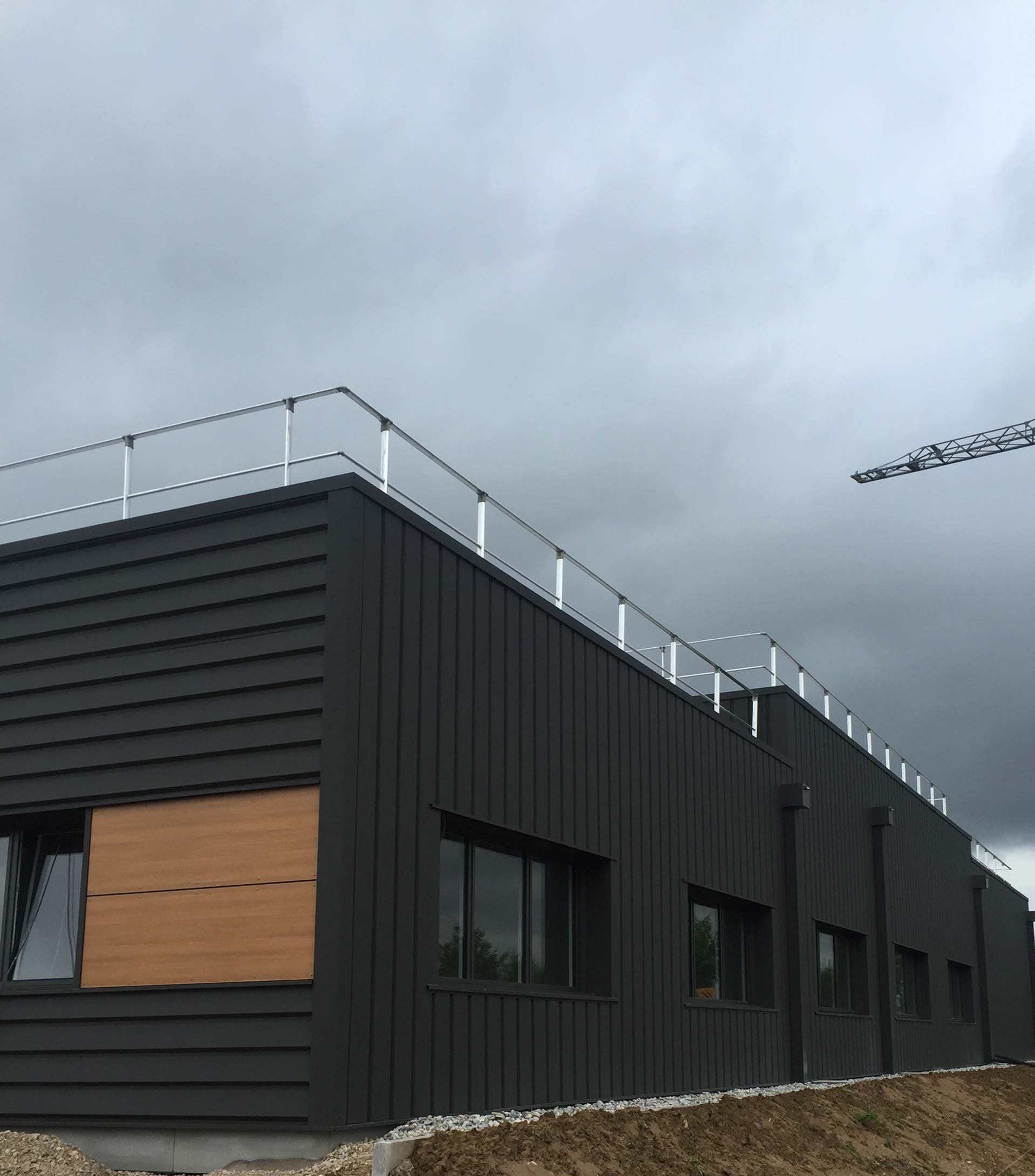 Bardage noir d'un bâtiment