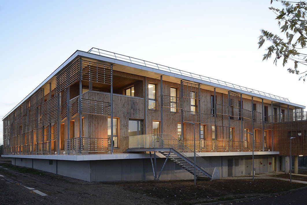 Bâtiment architecture bois et béton moderne