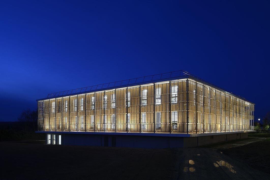 Bâtiment industriel neuf de nuit
