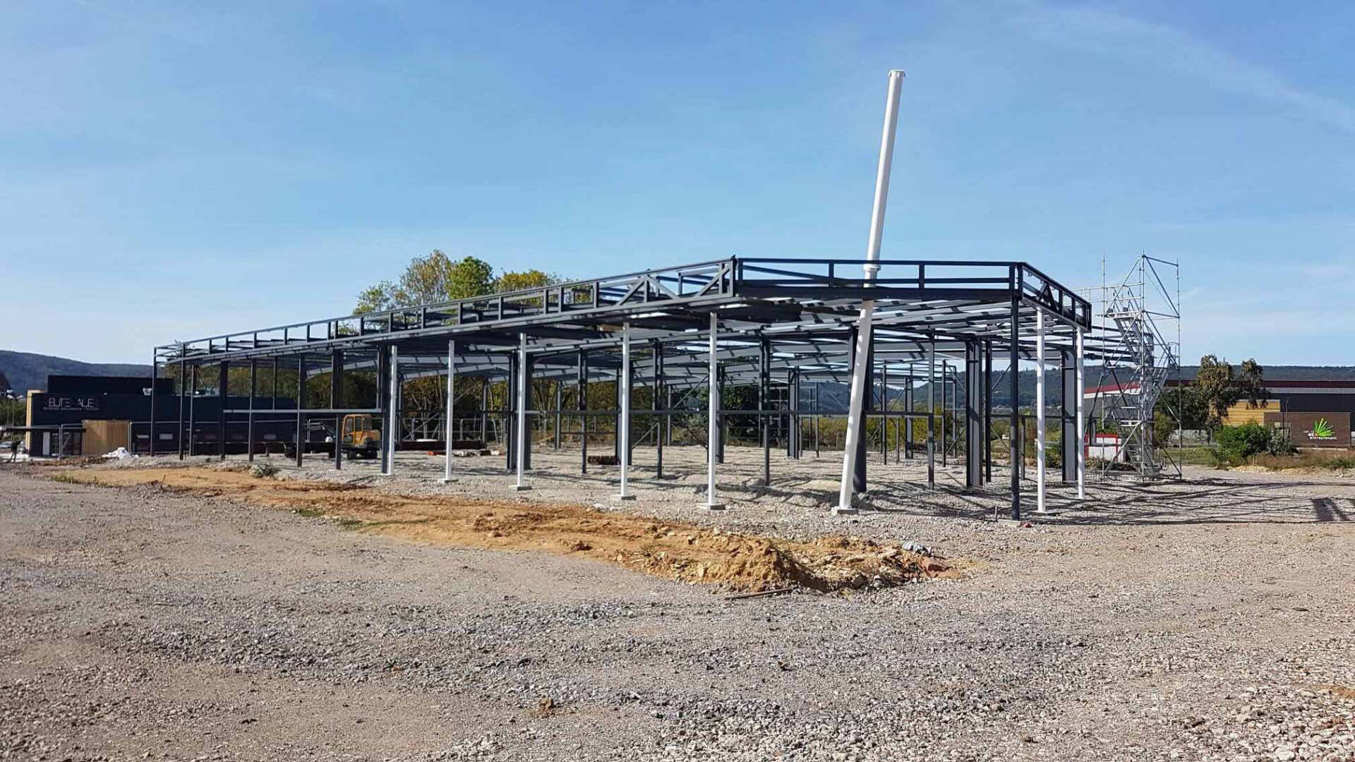 Structure métallique d'un magasin en construction