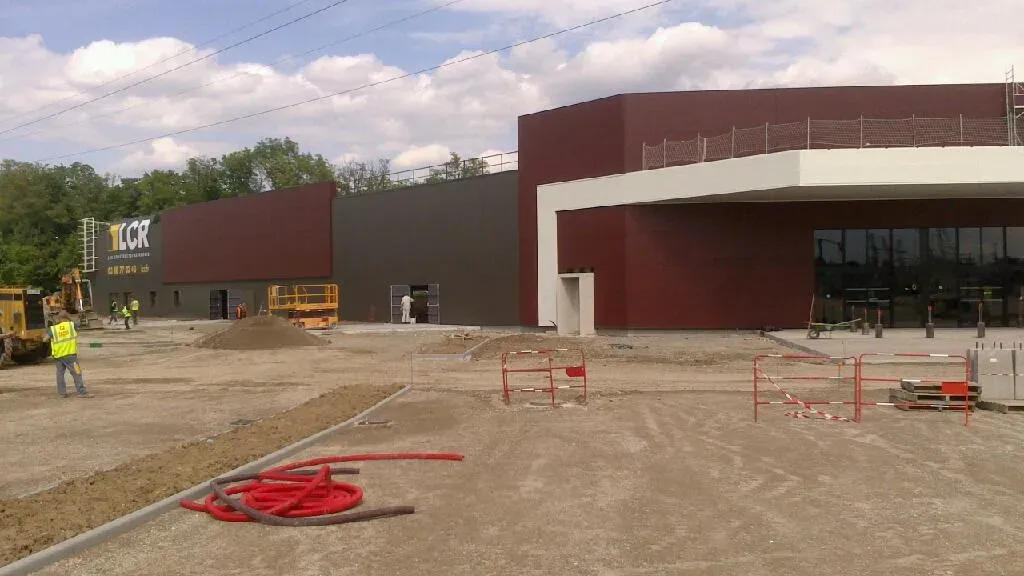 Bâtiment commercial marron et blanc en construction