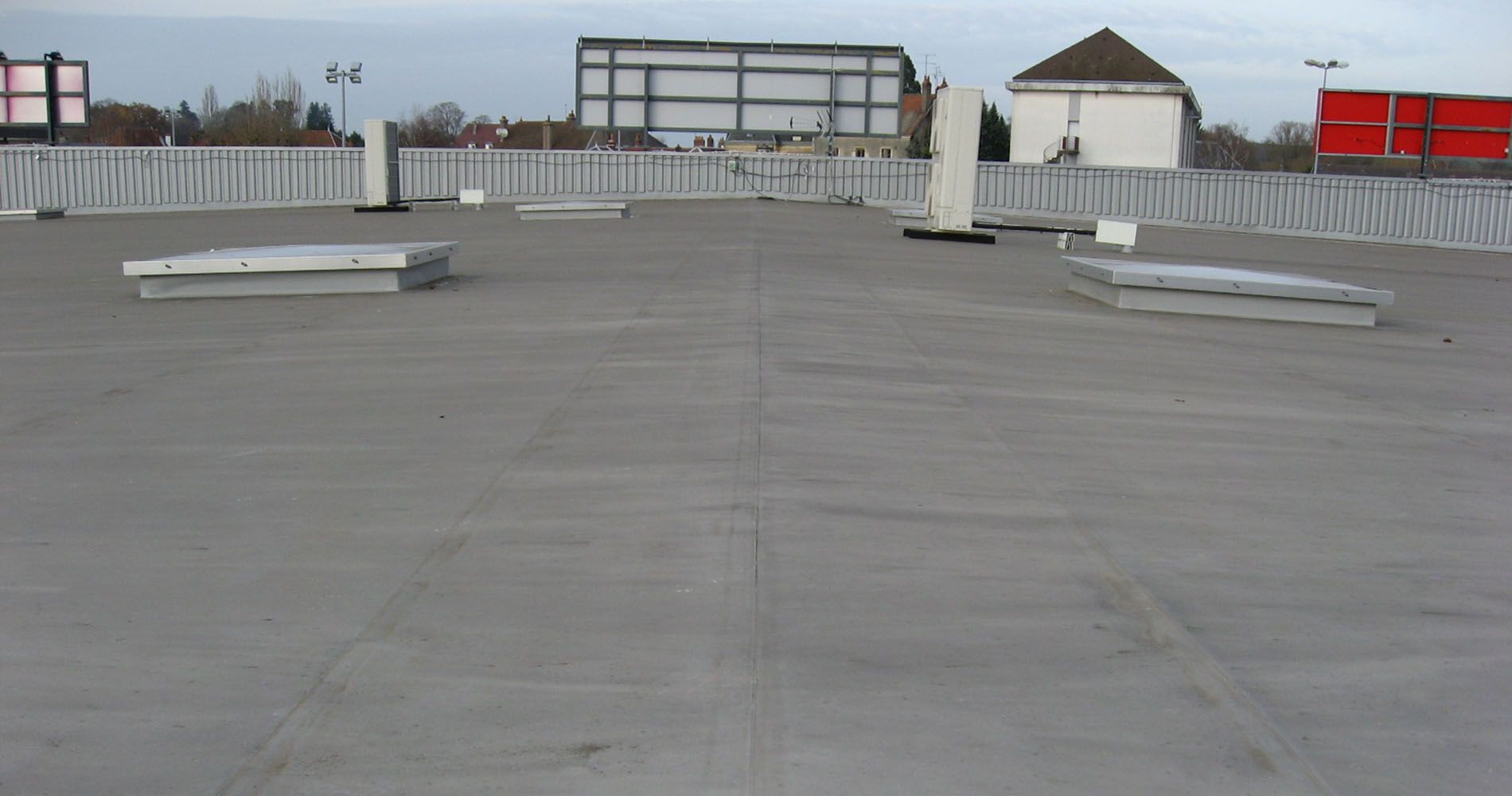 Toiture de bâtiment commercial avec ouverture puit de lumière