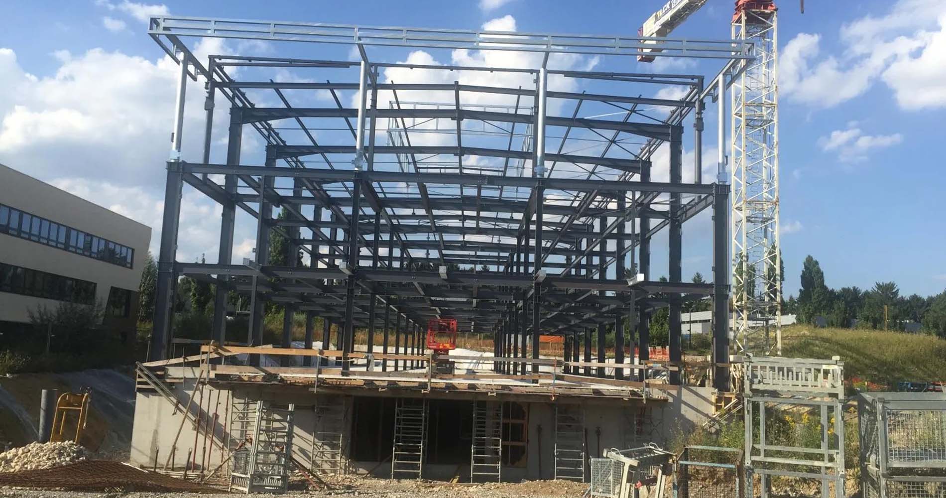 Structure métallique en construction avec grue