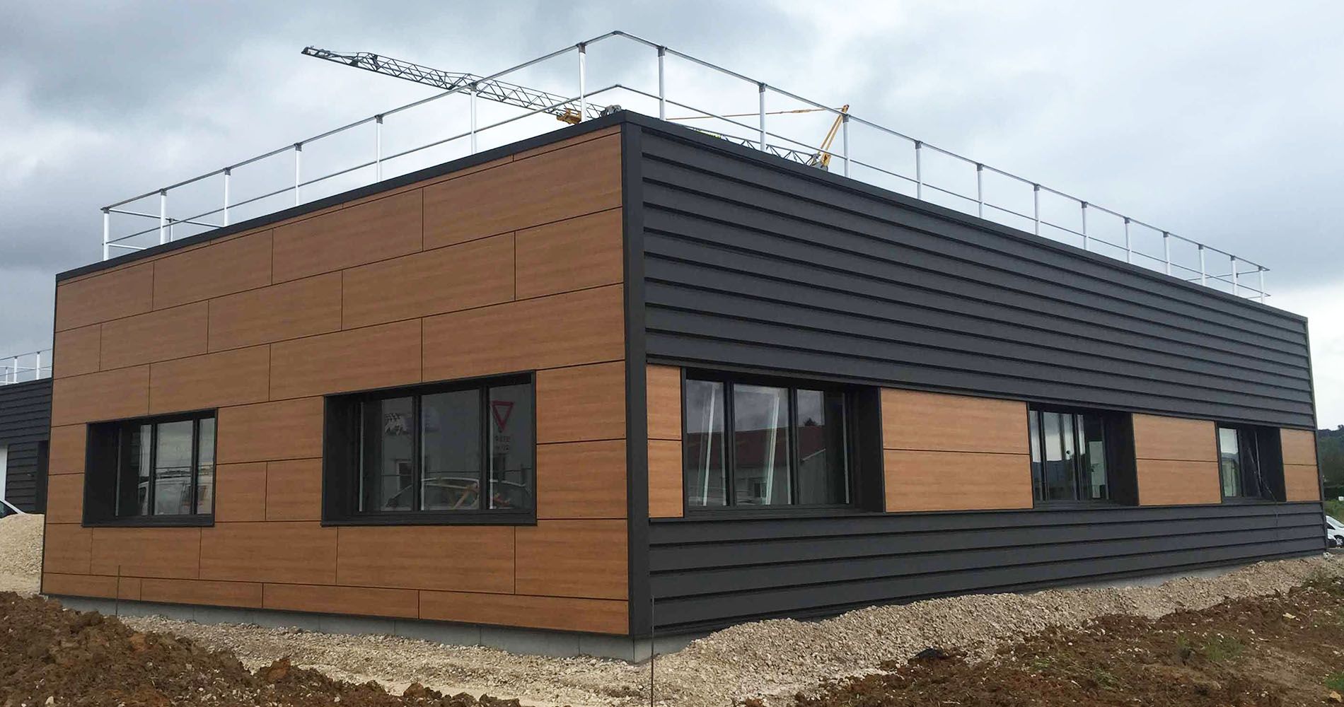 Bâtiment de taille moyenne en fin de construction, type industriel