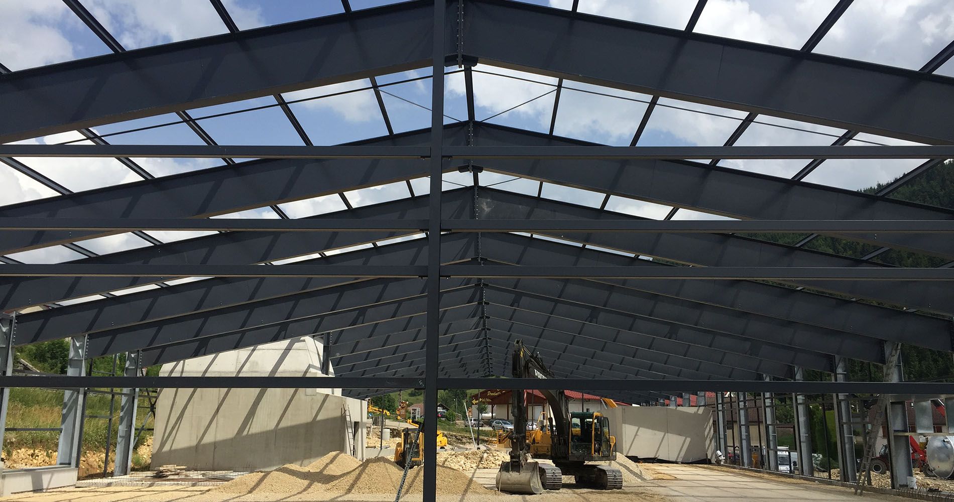 Structure métallique grise foncé en construction pour bâtiment commercial