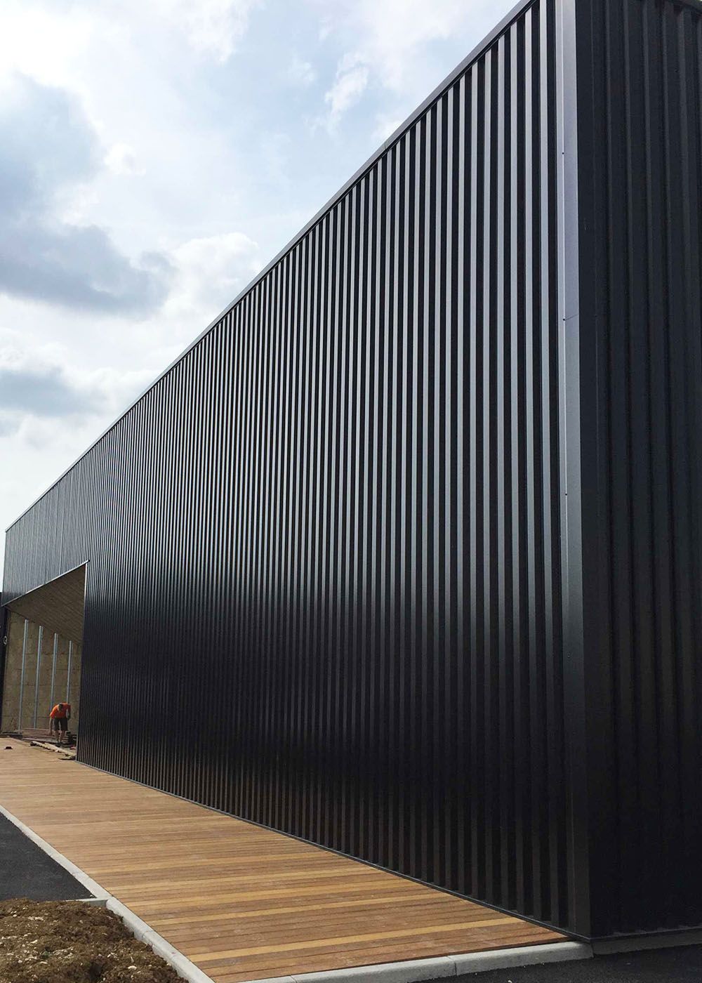 Côté extérieur métallique noir d'un bâtiment commercial
