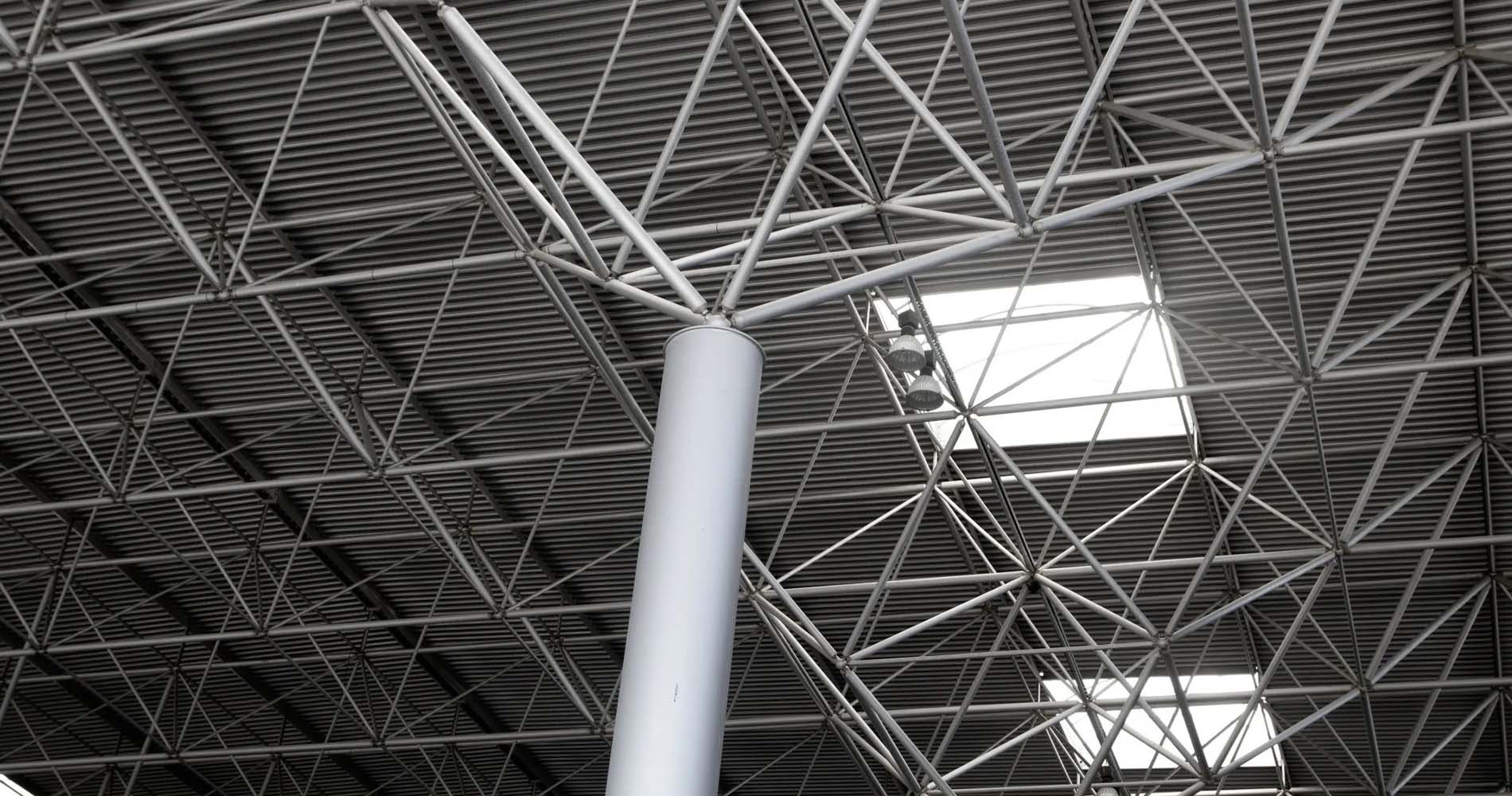 Architecture métallique avec support par gros pilier métallique et cylindrique