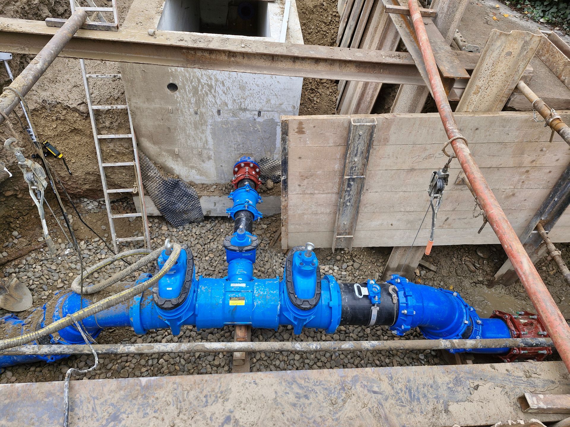 Eine Gruppe von Leuten arbeitet an einem blauen Rohr. Sollberger & Co. AG