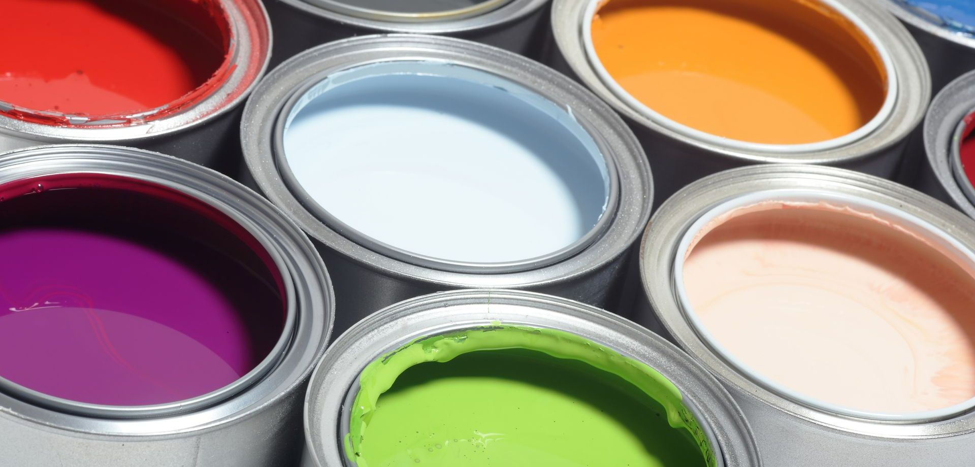 Des pots de peintures ouverts