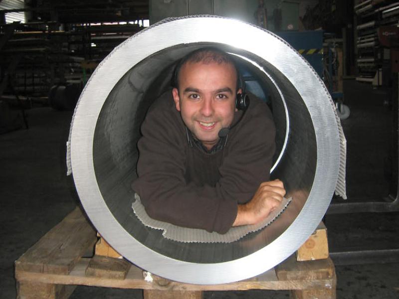 Homme dans un tube d'aluminium