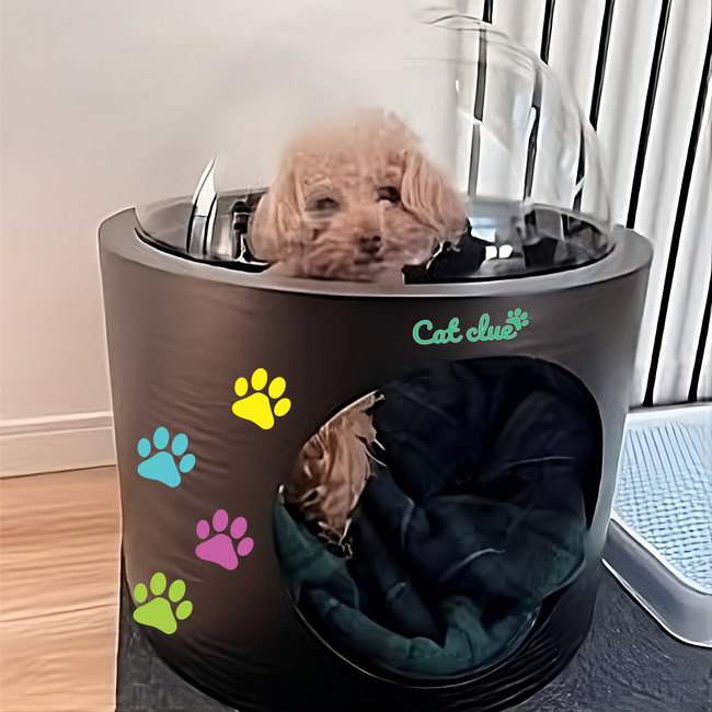 Un perro pequeño está sentado dentro de una casa para gatos.