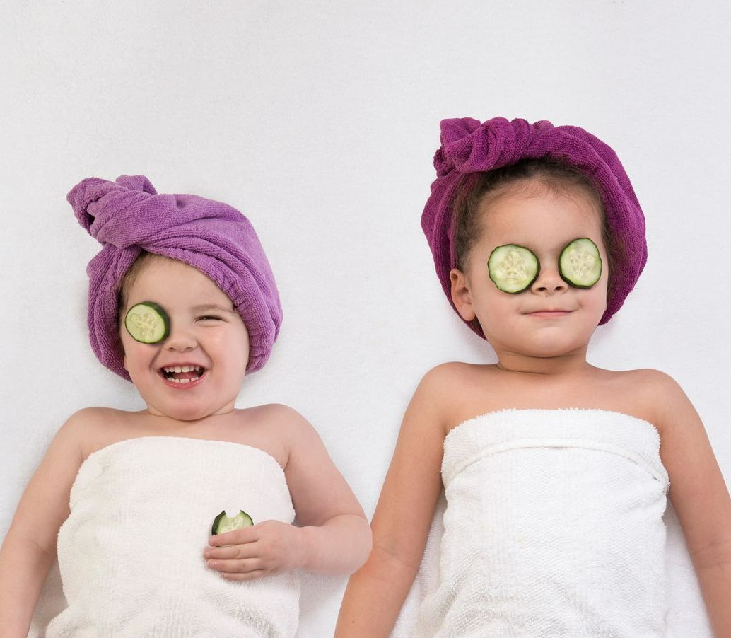 Deux enfants avec serviettes sur la têtes