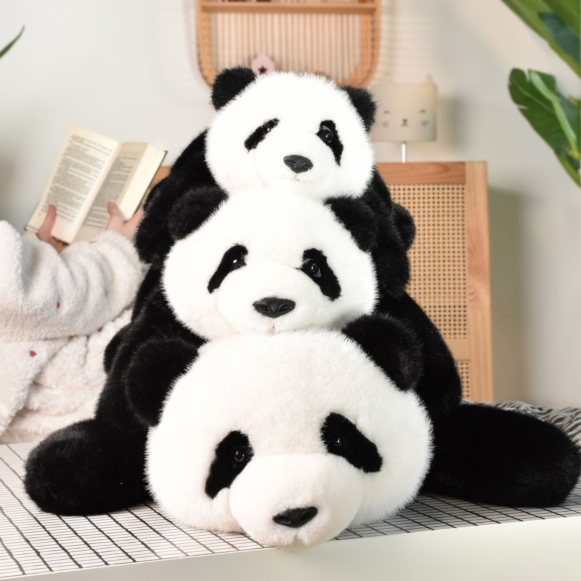Des pandas en peluches