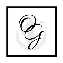 La letra g está en un cuadrado con una corona de laurel y una balanza de la justicia.