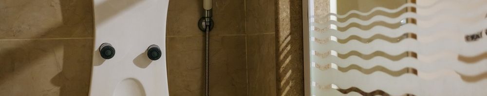 Un primer plano de una puerta con un patrón de chevron.