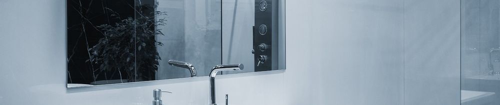 Un baño con bañera, lavabo y espejo.