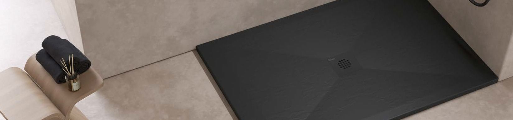 Una computadora portátil negra está sobre una mesa de madera.