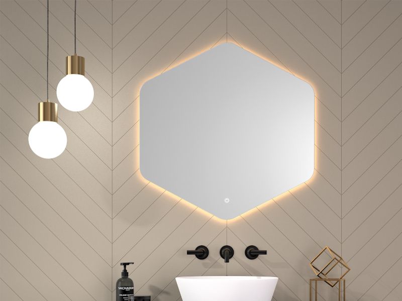 Un baño con un espejo hexagonal y un lavabo.