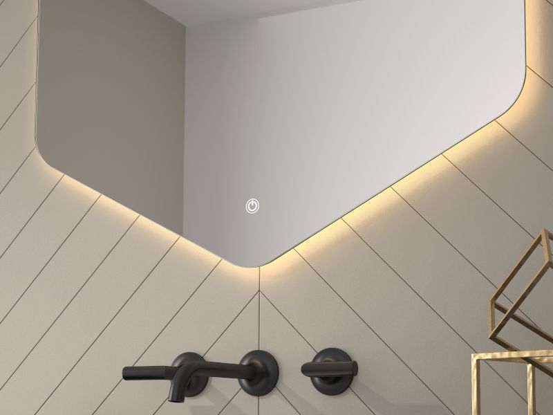 Un baño con un gran espejo y dos grifos negros.