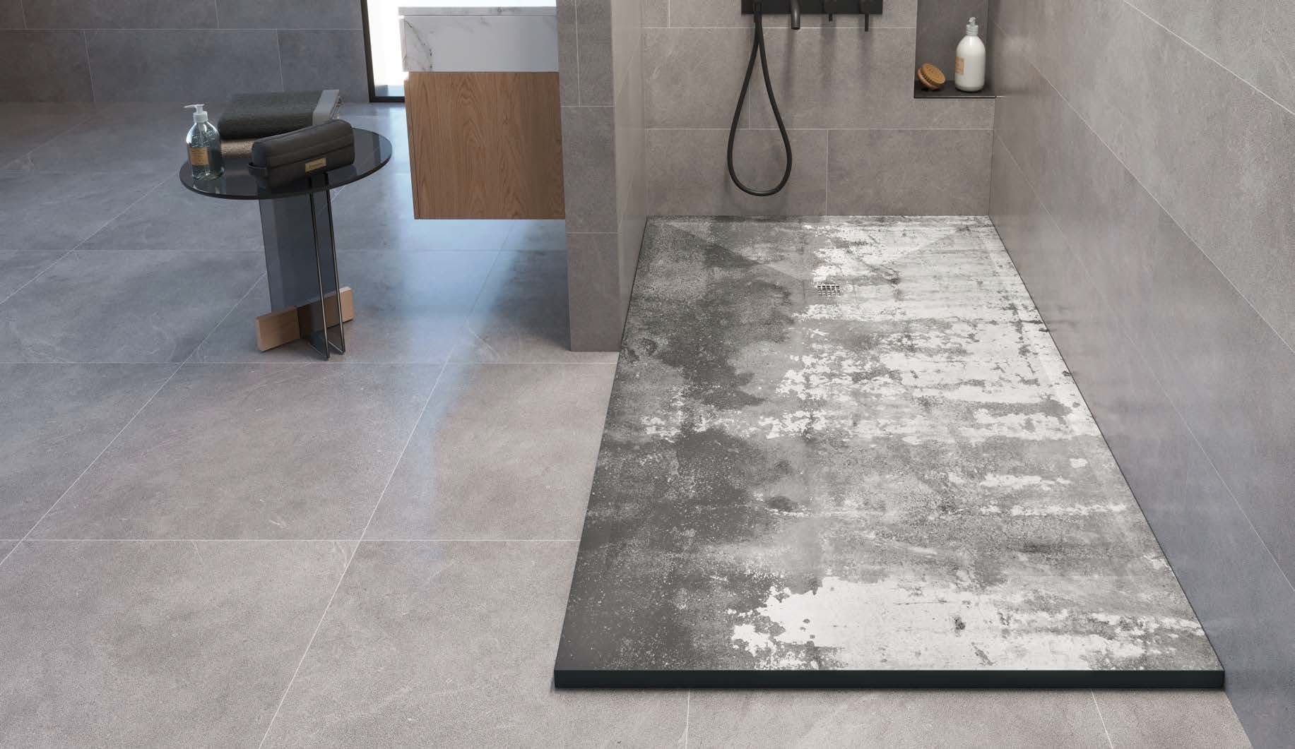 Un baño con ducha a ras de suelo y una mesa.