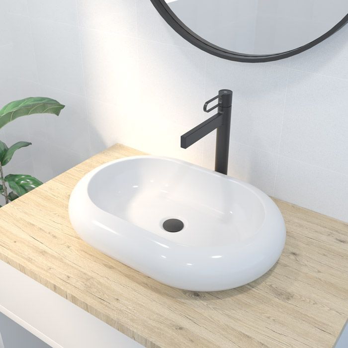 Un lavabo de baño con grifo negro y espejo.