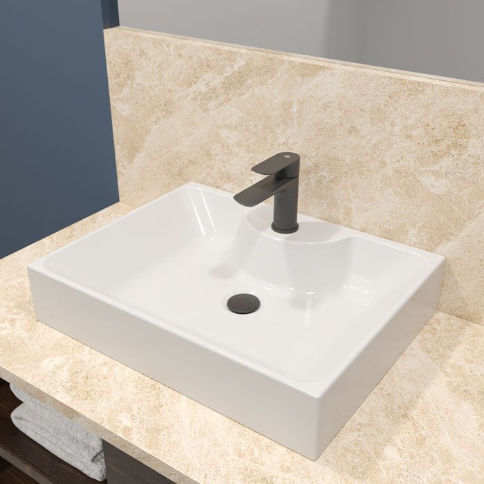 Un lavabo de baño con un grifo negro sobre una encimera.