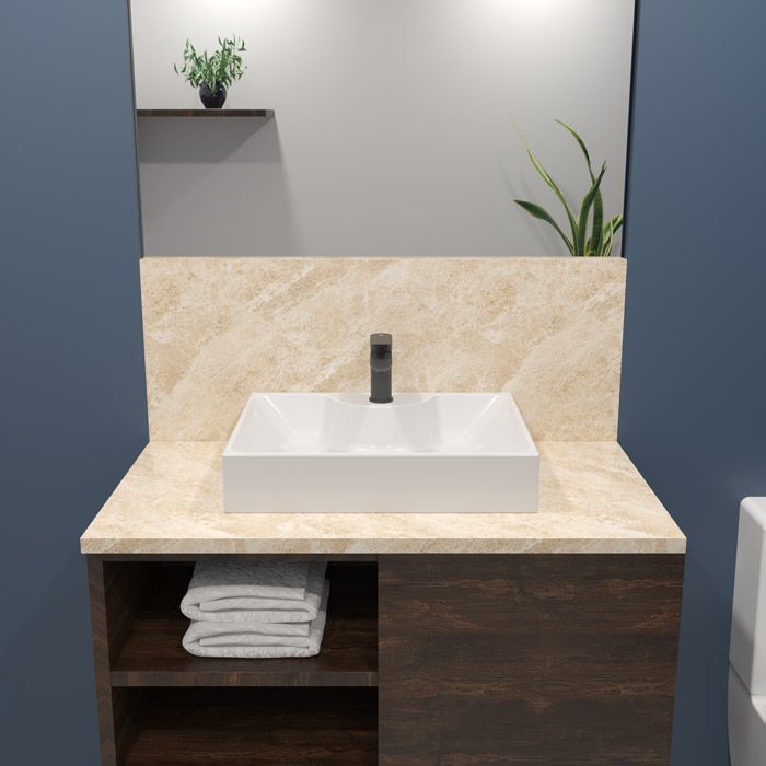 Un baño con lavabo y espejo